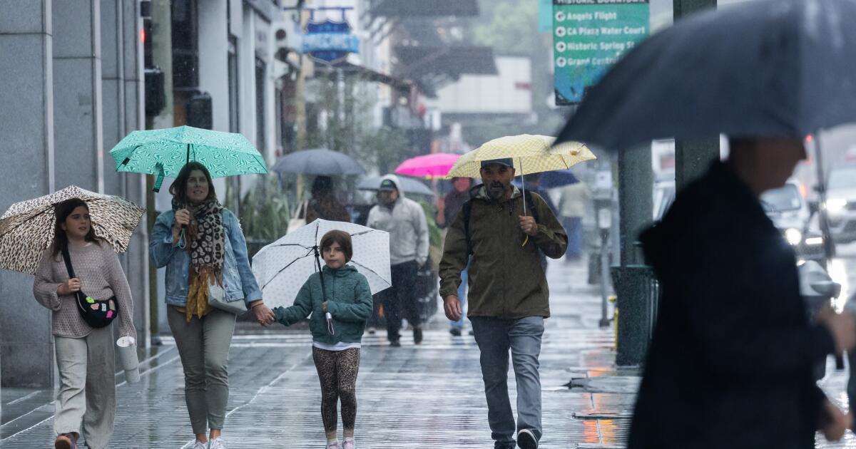 L.A.'s warm stretch to end; cooler weather and showers are on the way, forecasters say