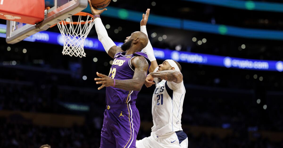 LeBron James' triple-double leads Lakers past Mavericks