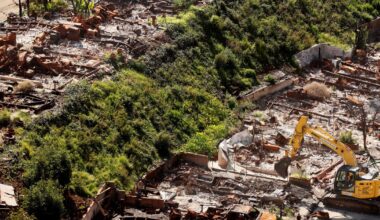 Wildfire debris removal underway at Palisades Bowl Mobile Home park