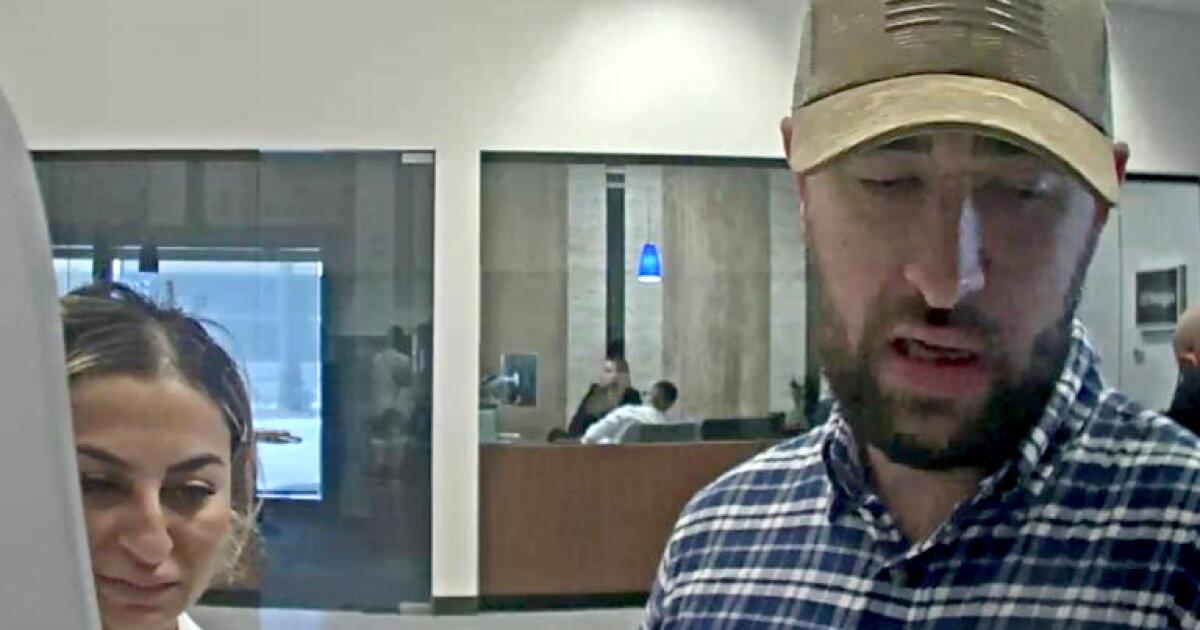 A tap on the shoulder, a bank card theft. Alleged ATM scam duo sought