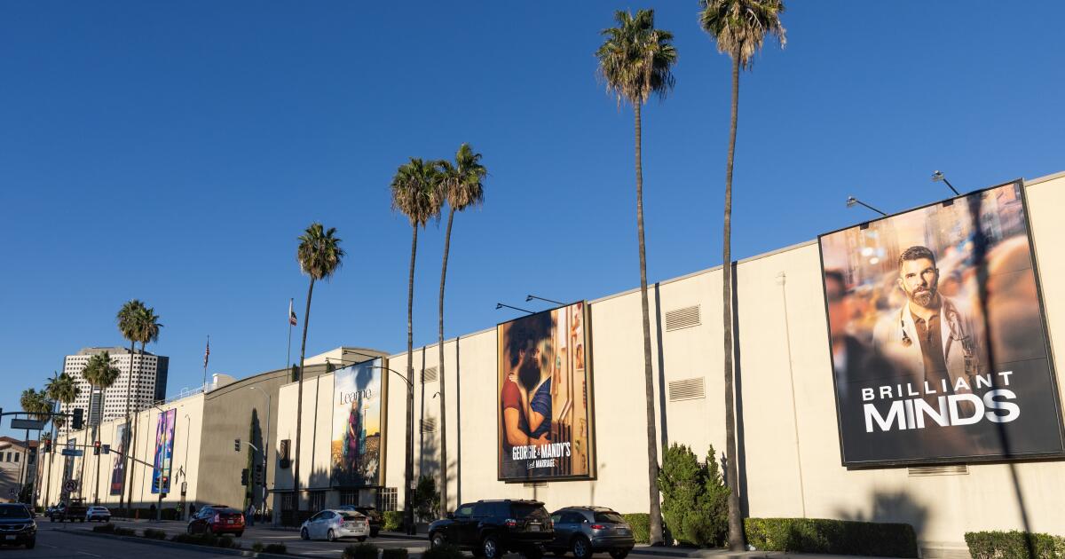 Warner Bros. reopens bidding process, allowing Paramount to make its case