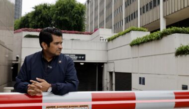 After court ruling, Democratic lawmakers carry out congressional oversight at ICE facility in Los Angeles