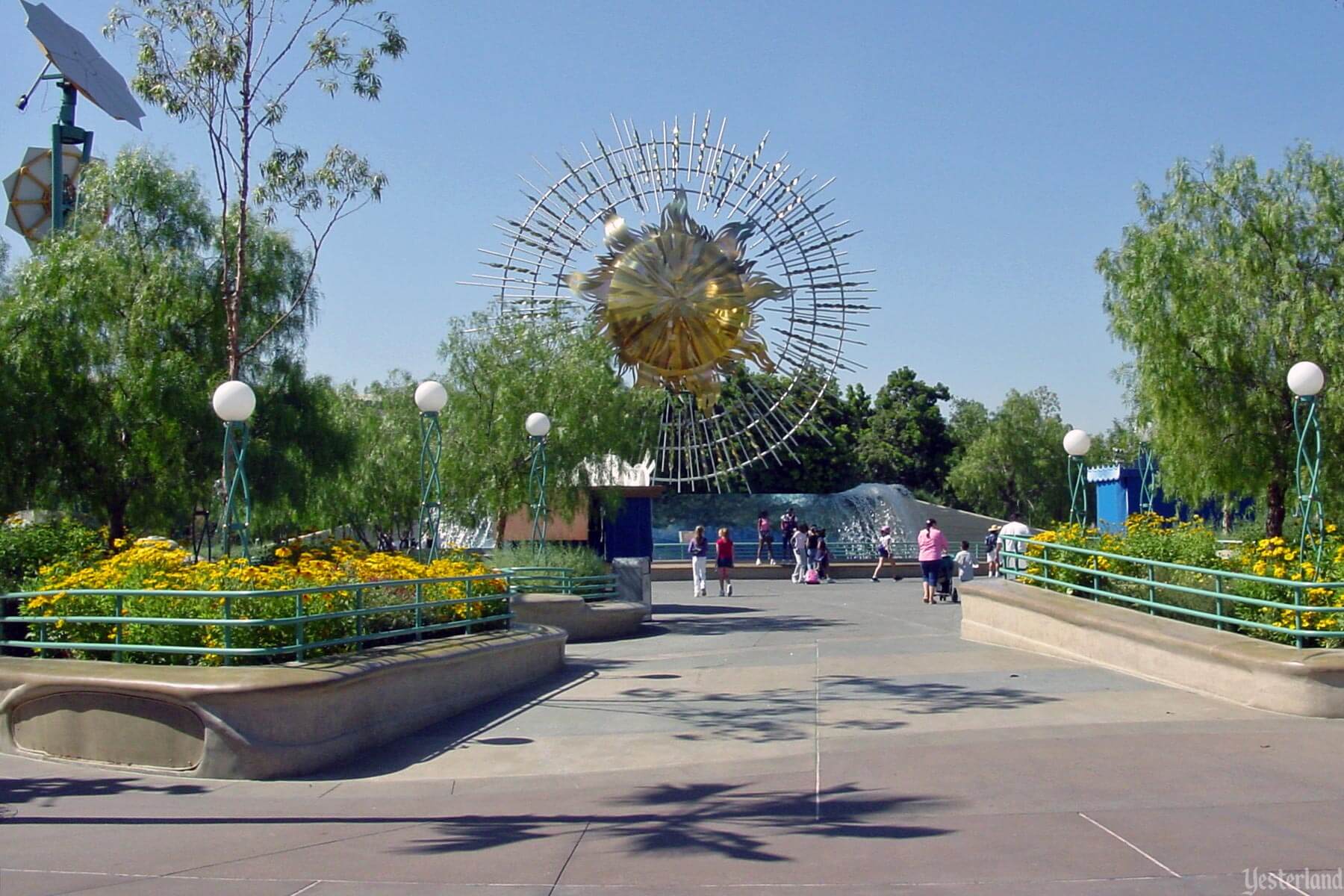Yesterland: Sunshine Plaza, Sun Icon, and Wave Fountain