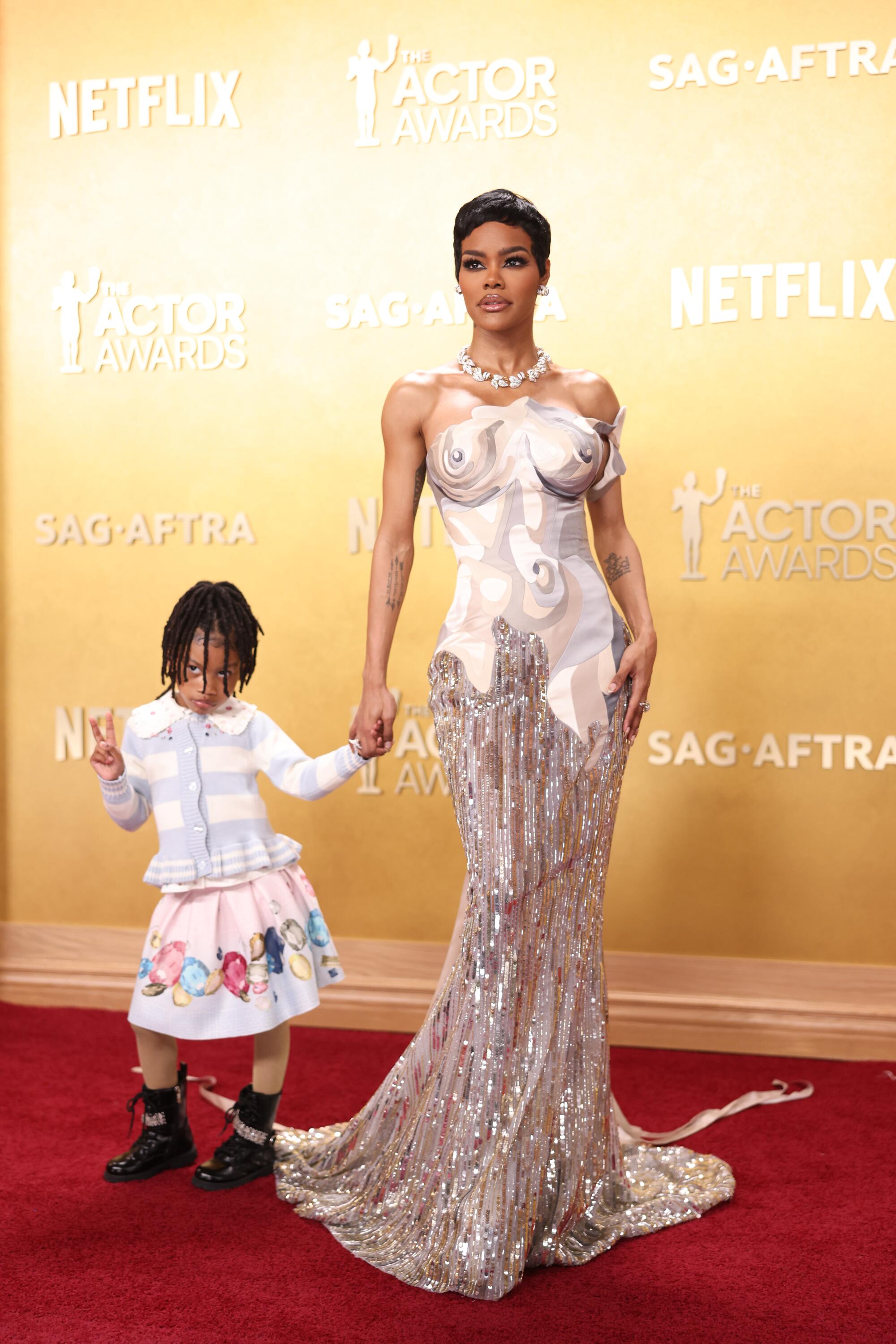 Teyana Taylor and her daughter Rue Rose Shumpert pose on the red carpet. 