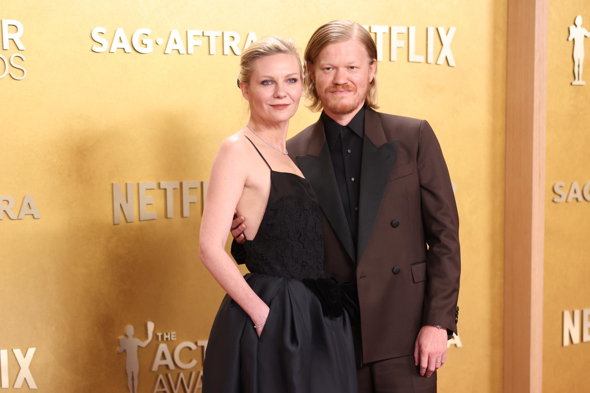 Kirsten Dunst and Jesse Plemons pose on the red carpet. 