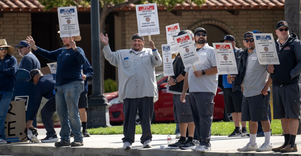 Maintenance, water division employees on strike in the city of Orange – Orange County Register