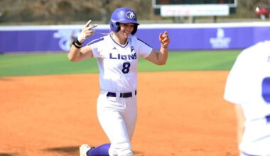 Softball extends win streak with sweep of Oakland