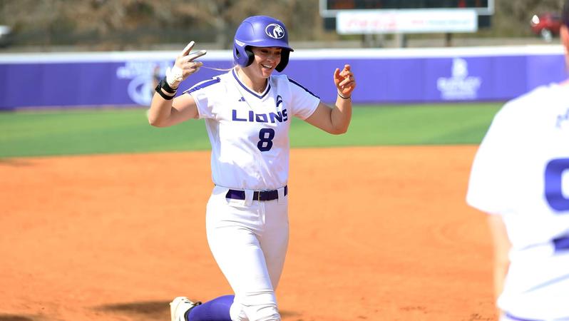 Softball extends win streak with sweep of Oakland