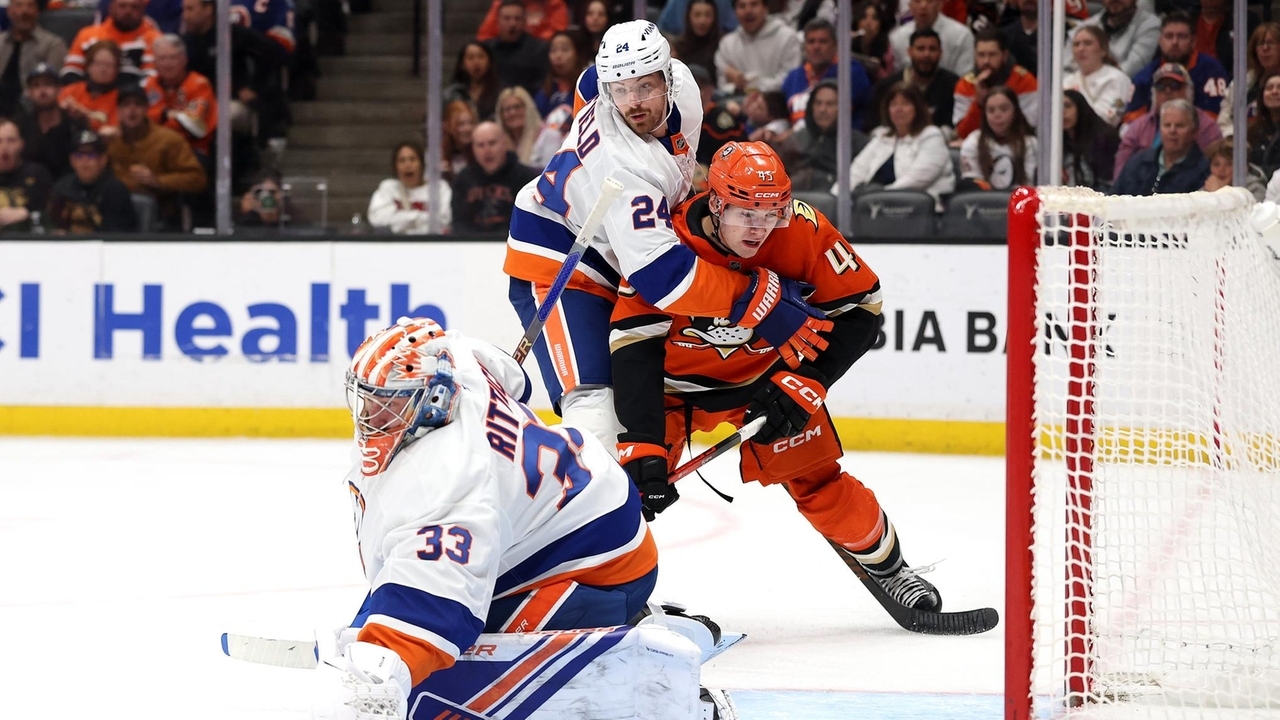 Islanders' five-game win streak halted by Ducks