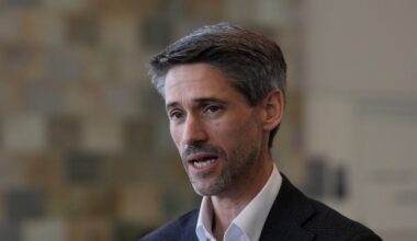 Top California Democrat flops with call for candidates to exit governor's race