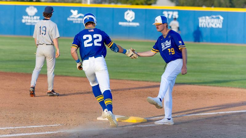 3 Homers Help `Runners Tie Series with Fullerton