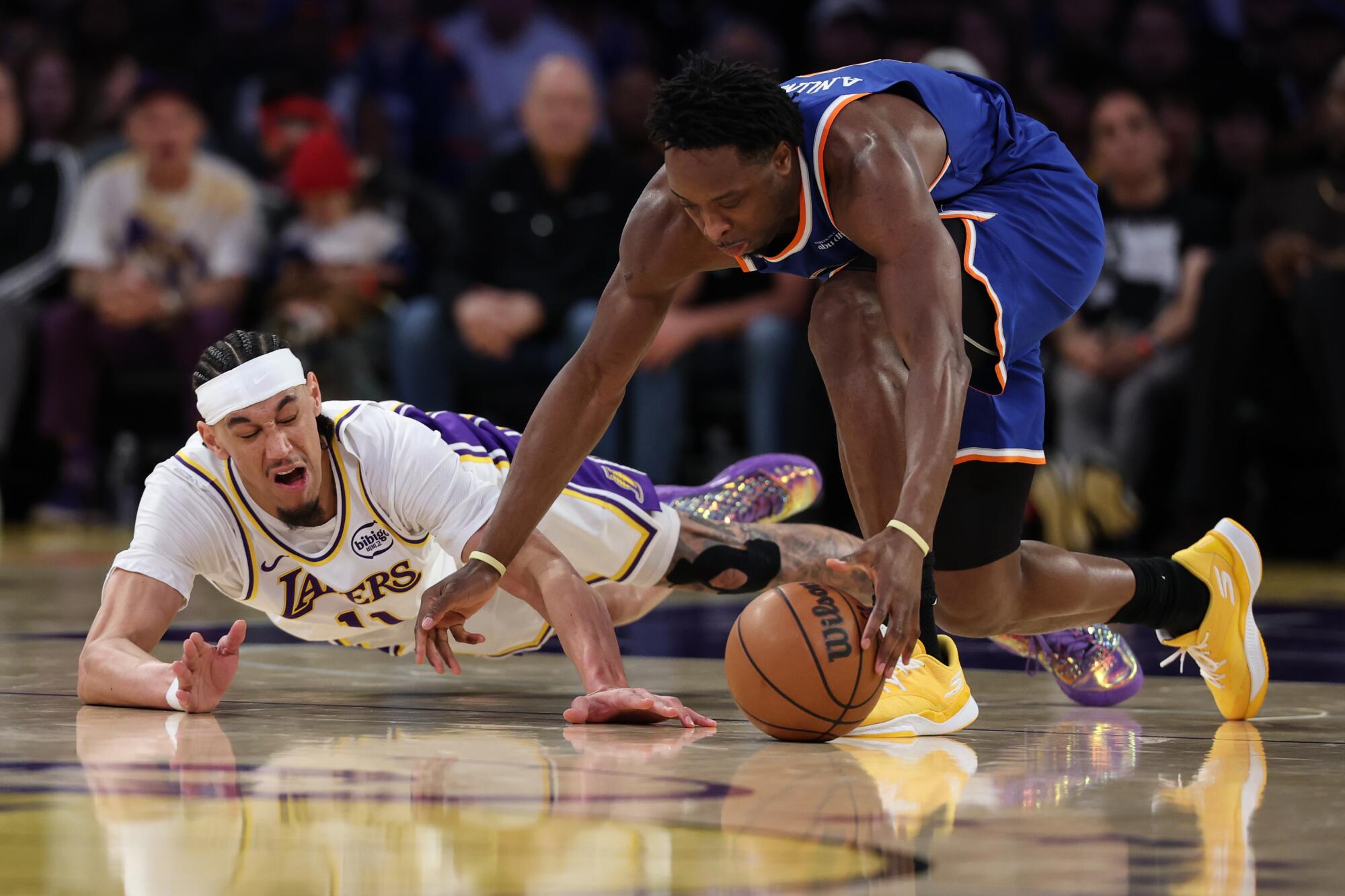 Lakers center Jaxson Hayes, left, dives for a loose ball in front of New York Knicks forward Og Anunoby.
