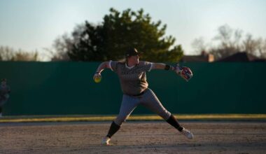 Softball Sweeps Wayne State in Downtown Doubleheader