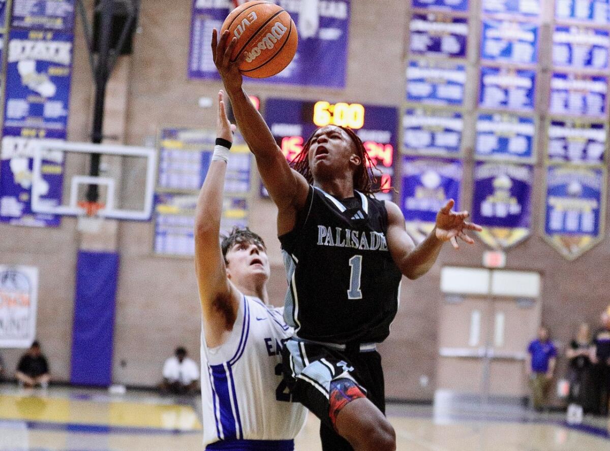 Palisades freshman Phil Reed Jr. scores against Bakersfield Christian in the SoCal Division II regional final.