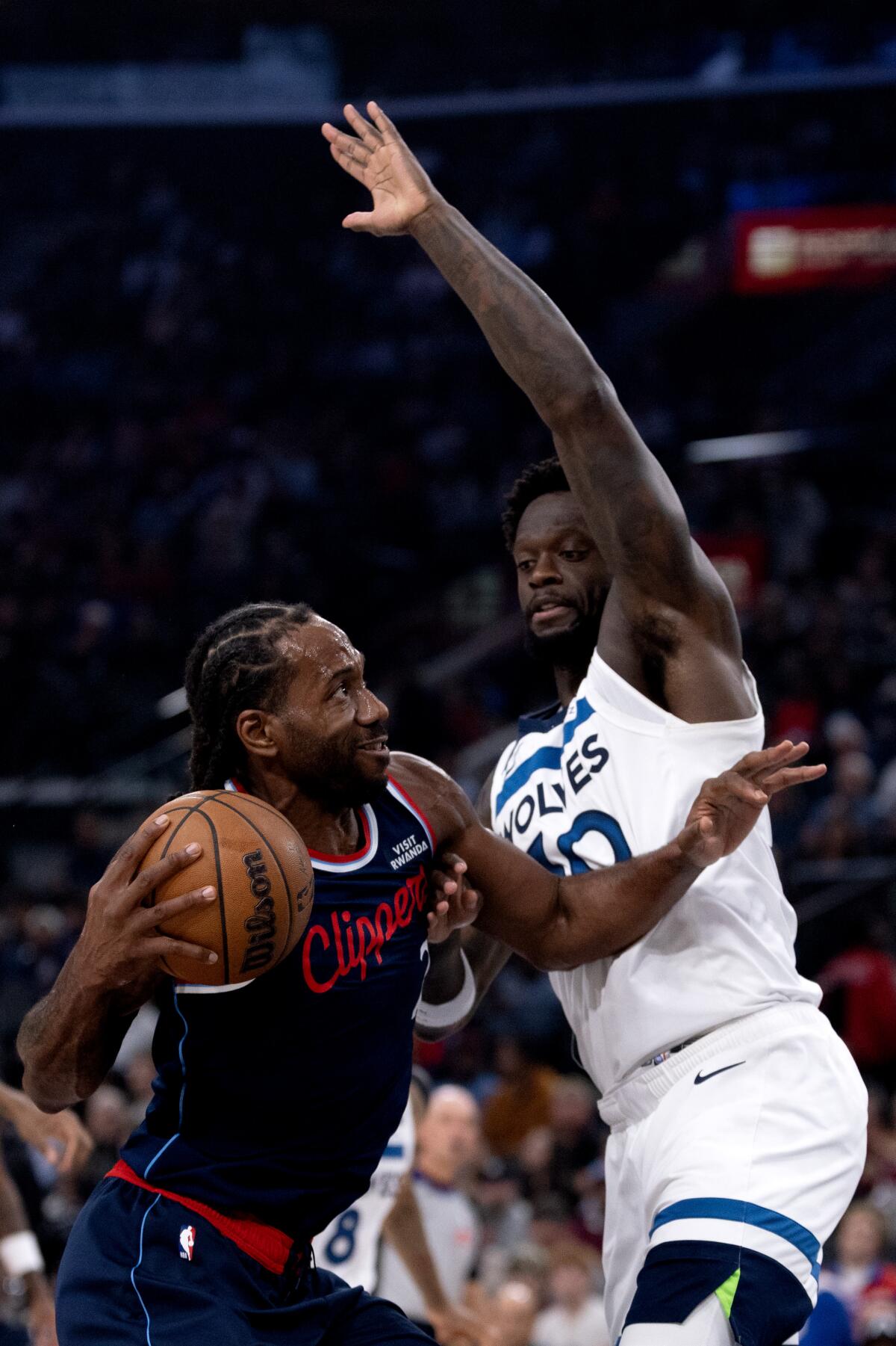 Kawhi Leonard goes to the basket against Julius Randle in the first half.
