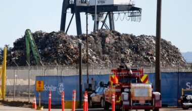 Firefighters contain blaze at Oakland recycling facility – The Press Democrat