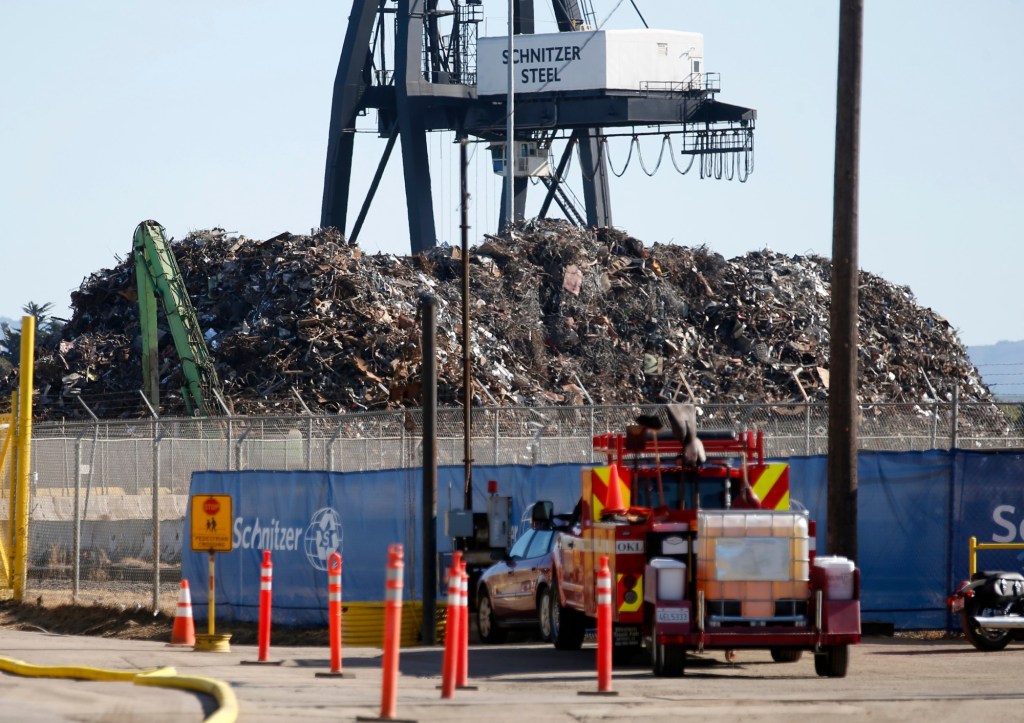 Firefighters contain blaze at Oakland recycling facility – East Bay Times