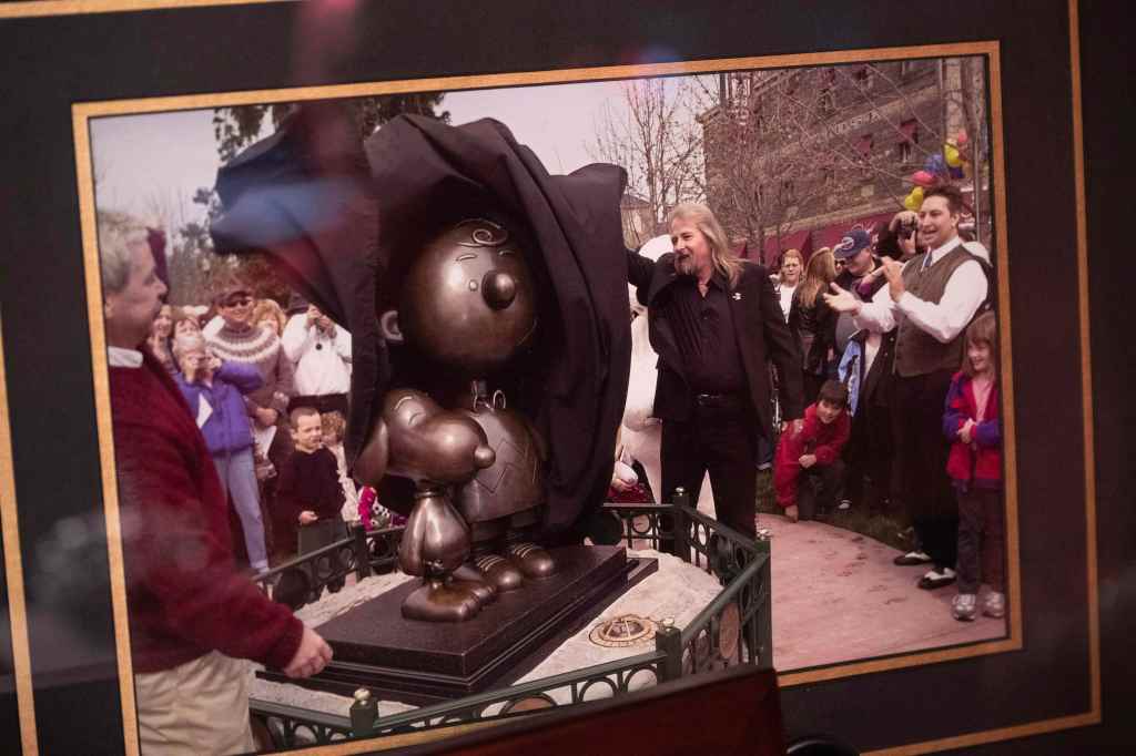 Stan Pawlowski celebrates his sculpture of ‘Peanuts’ pals – Press Telegram