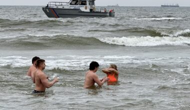 Near freezing temperatures? No prob for Long Island's Polar Bears