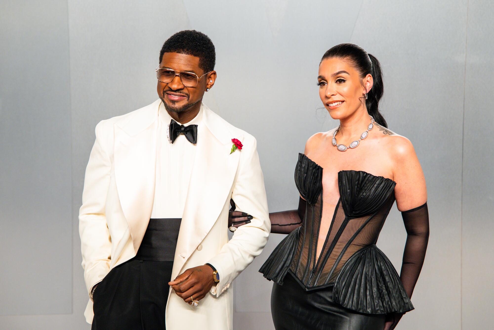 Usher and Jennifer Goicoechea pose on the red carpet. 