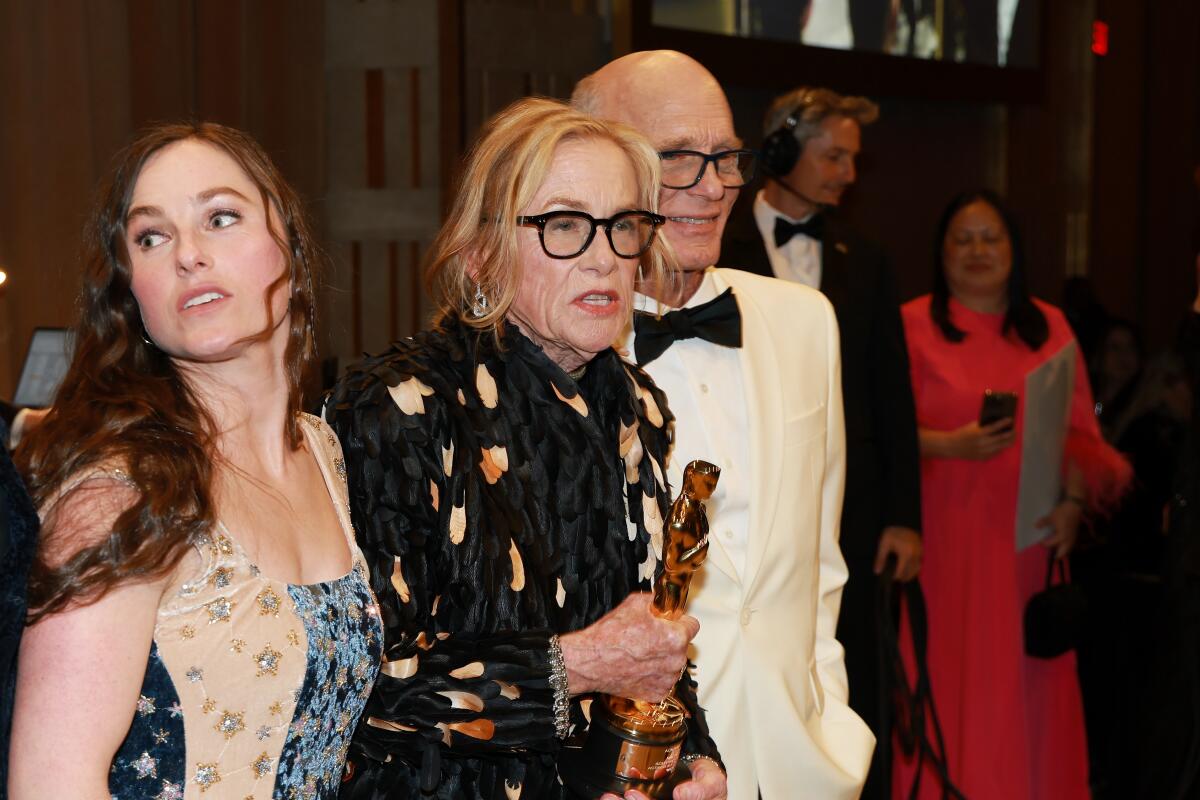 Amy Madigan, holding an Oscar, and Ed Harris at the Governors Ball.