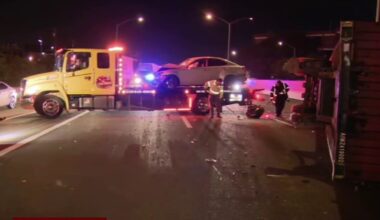 Overturned rig carrying dishwashers, 2 cars on I-880 blocks traffic in Oakland