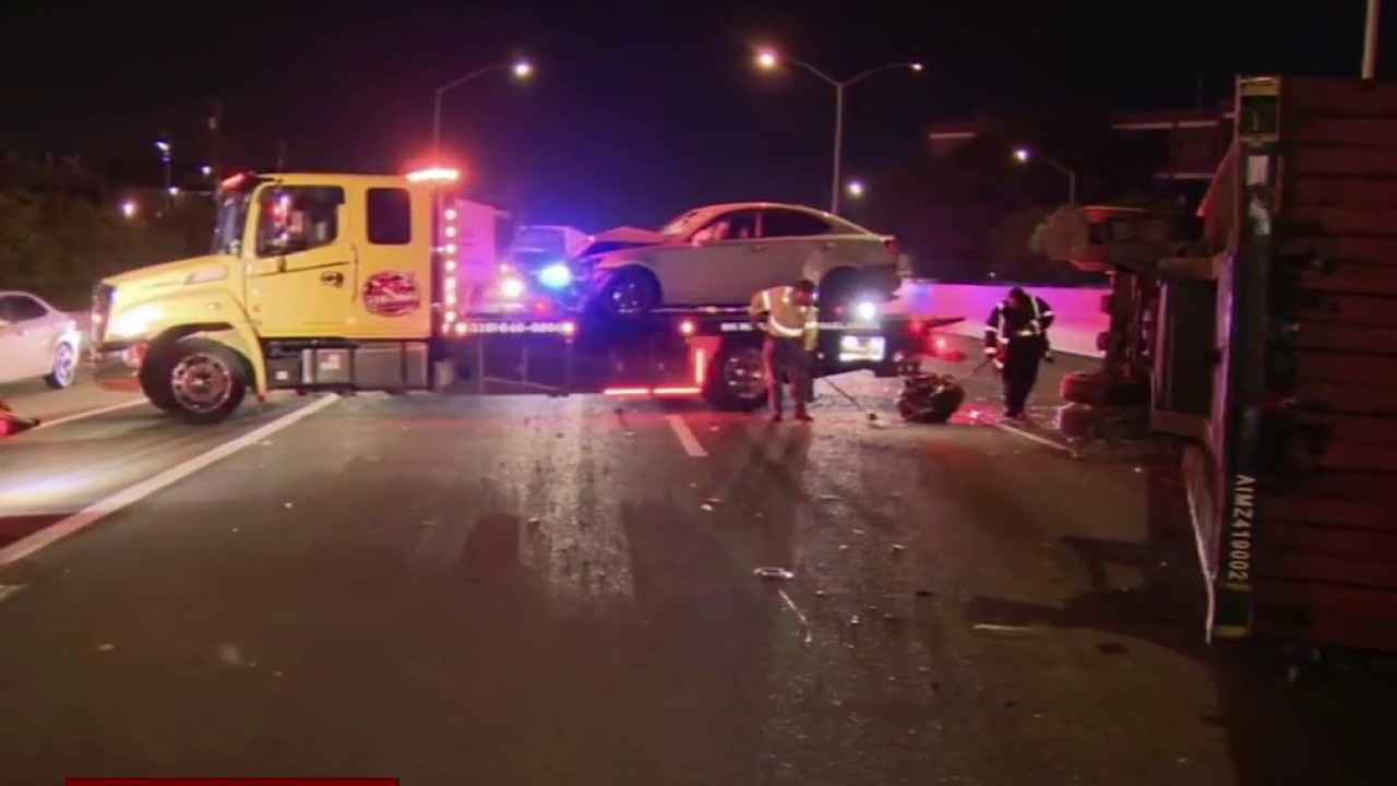 Overturned rig carrying dishwashers, 2 cars on I-880 blocks traffic in Oakland