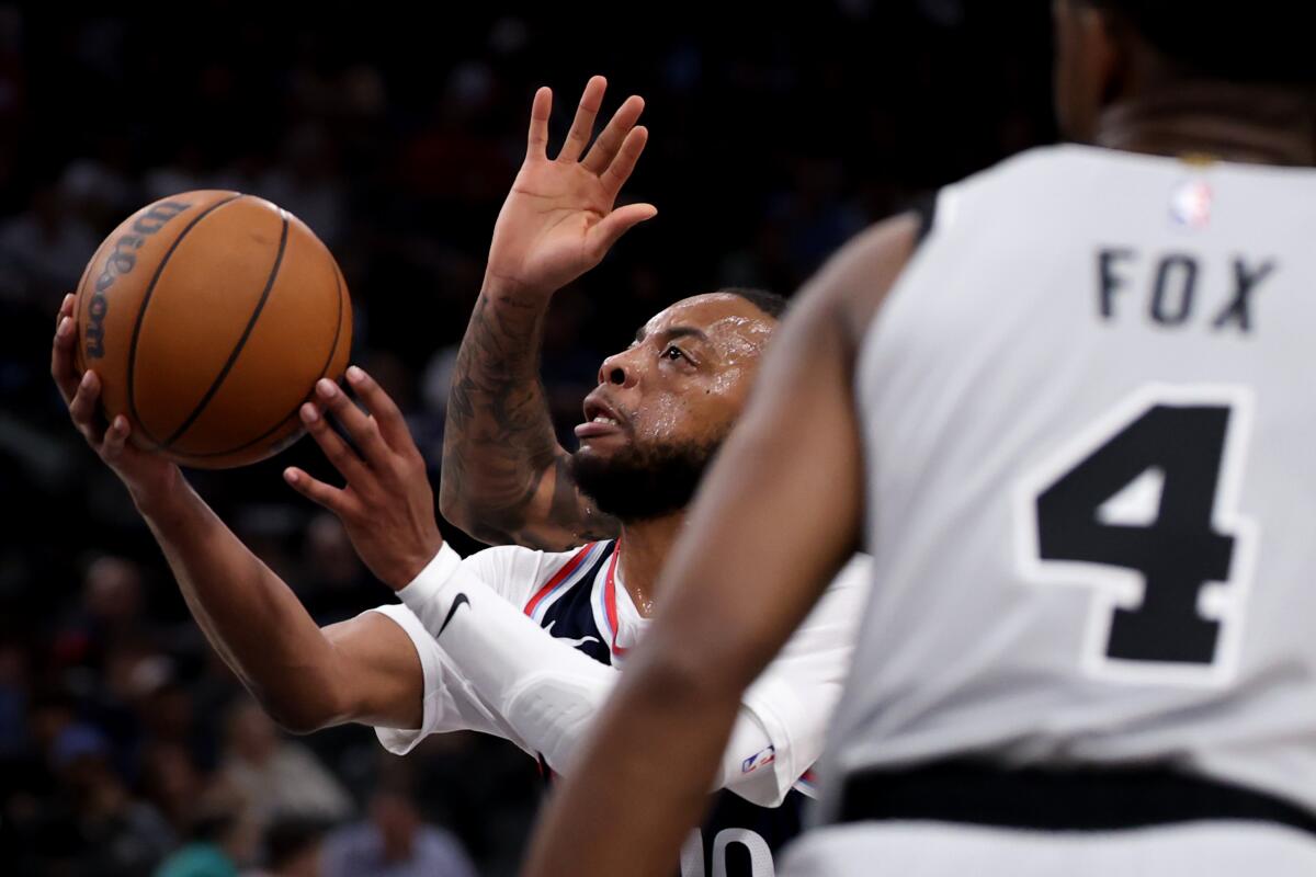 Darius Garland drives to the basket against De'Aaron Fox and Victor Wembanyama of the Spurs in the second half.