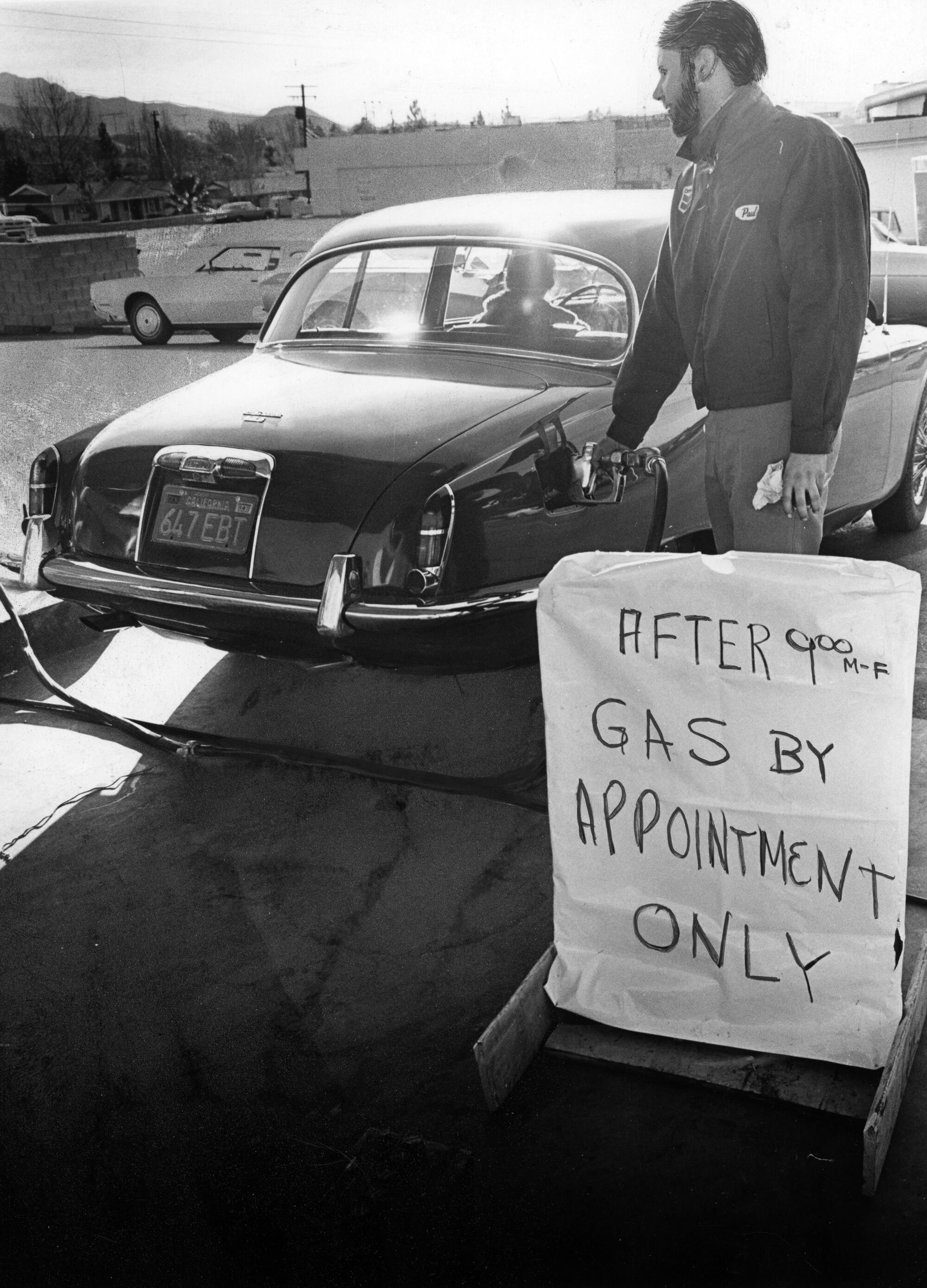 Attendant Paul McKie fills the tank of a customer who has an appointment at a Chevron gas station in Thousand Oaks in 1974.