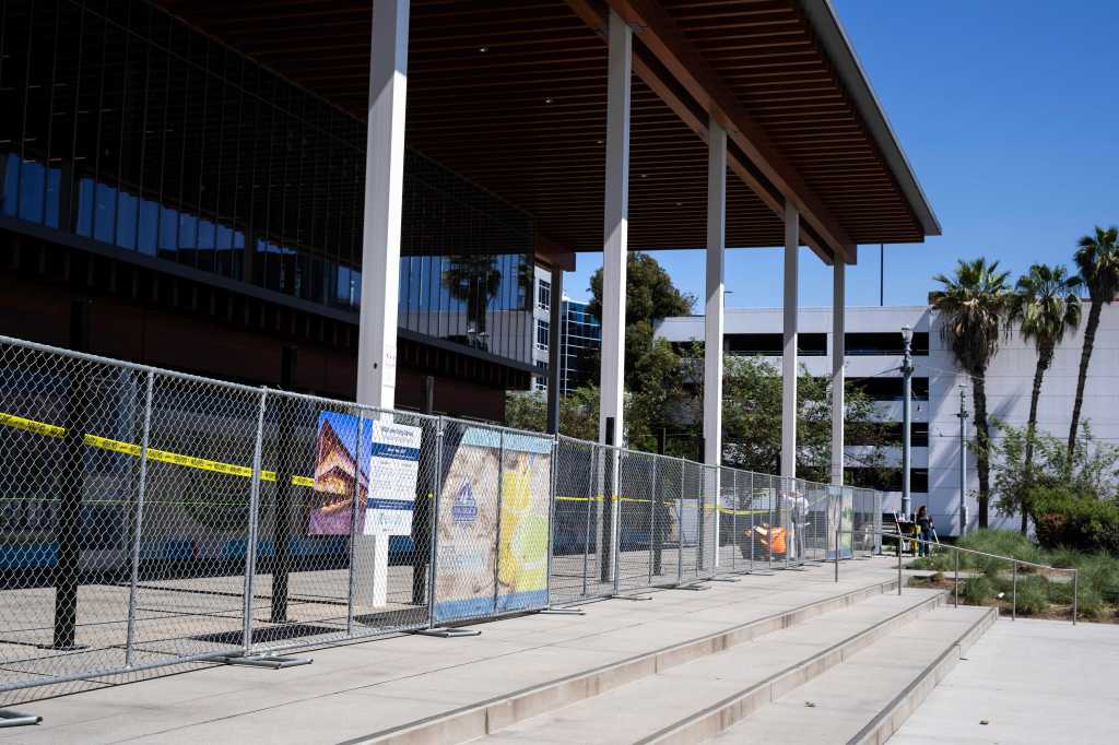 Long Beach begins work on large fence to enclose Billie Jean King Main Library terrace – Press Telegram