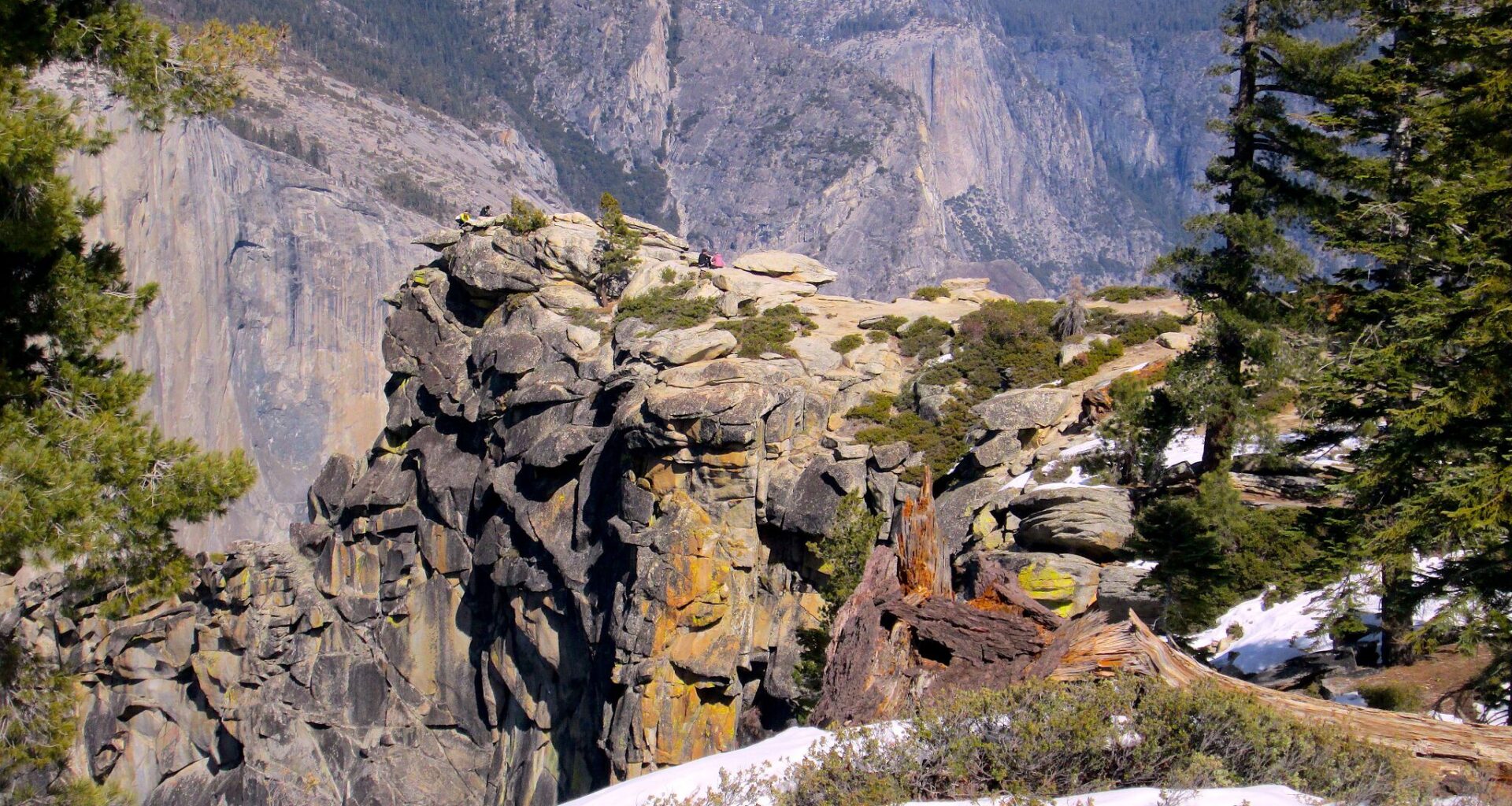 Yosemite ski area shuts down weeks early as snow melts