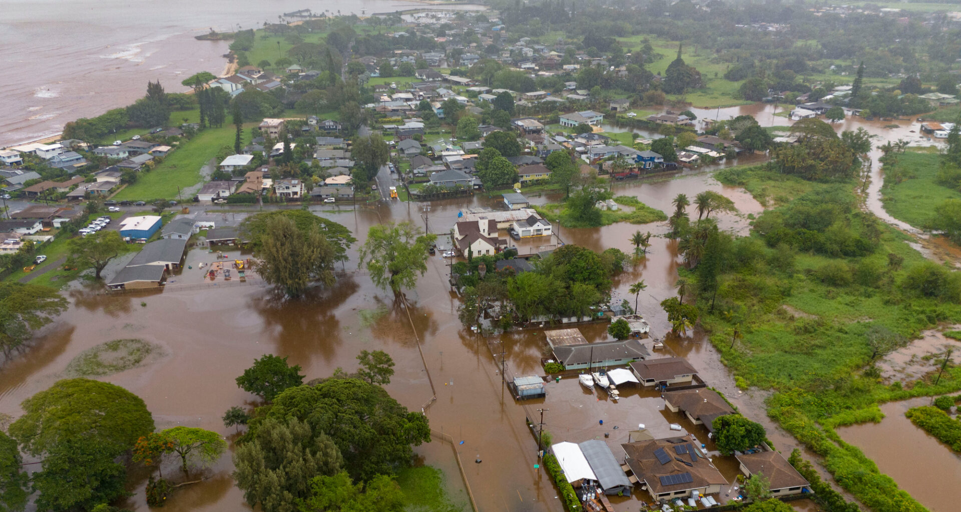 Hawaii dam at ‘imminent failure’; people swept into water on Oahu