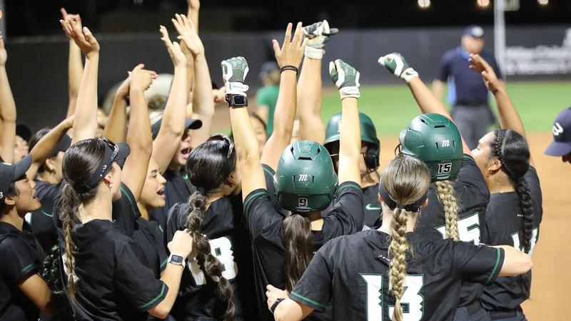 Softball Splits Doubleheder at Long Beach State