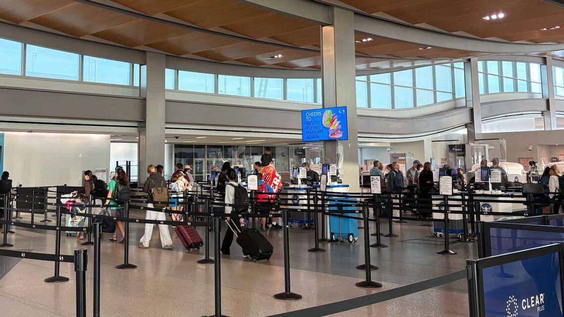 Sacramento airport warns of fluctuating TSA wait times