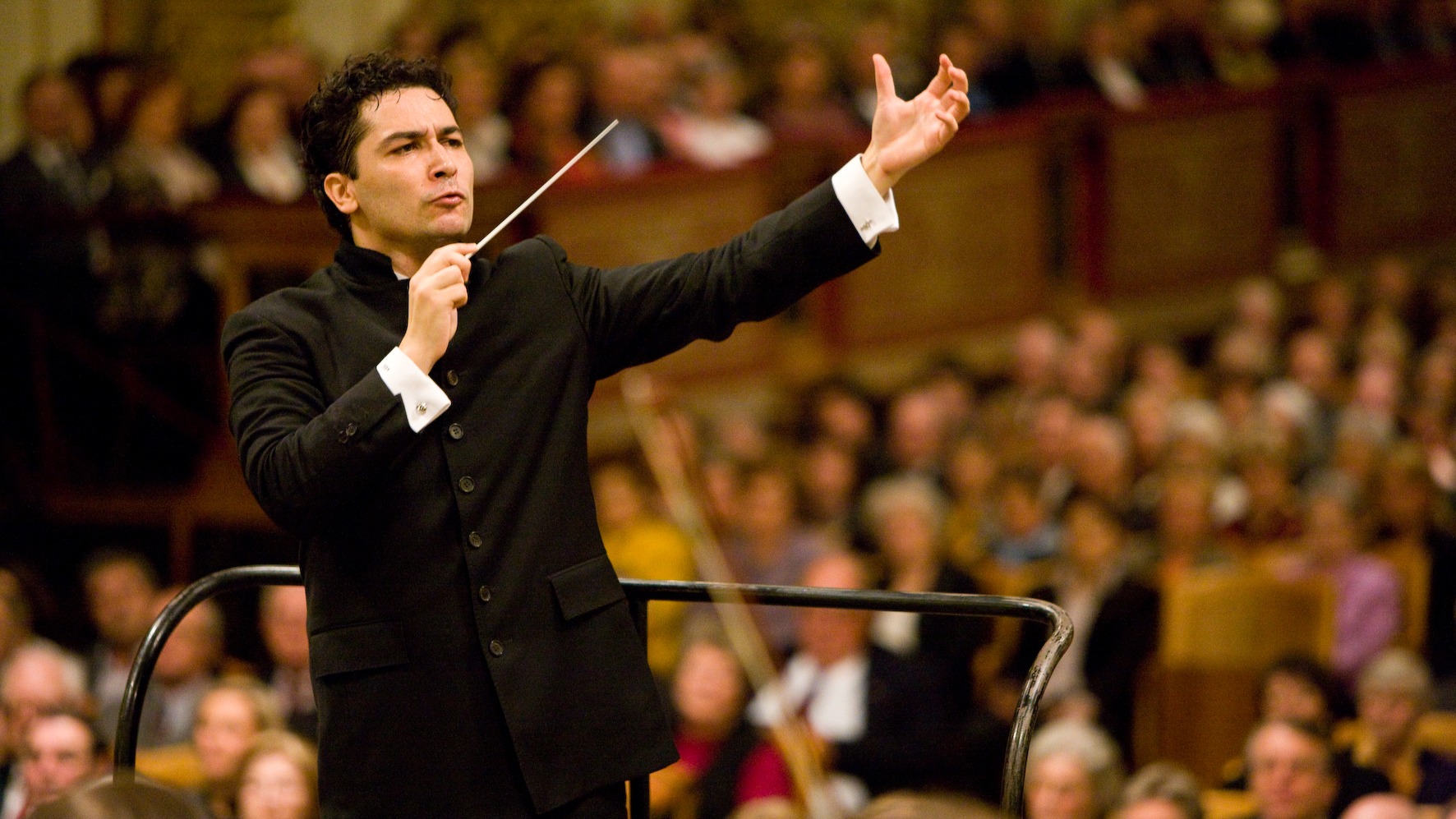Andrés Orozco-Estrada brings fire — and intrigue — to S.F. Symphony