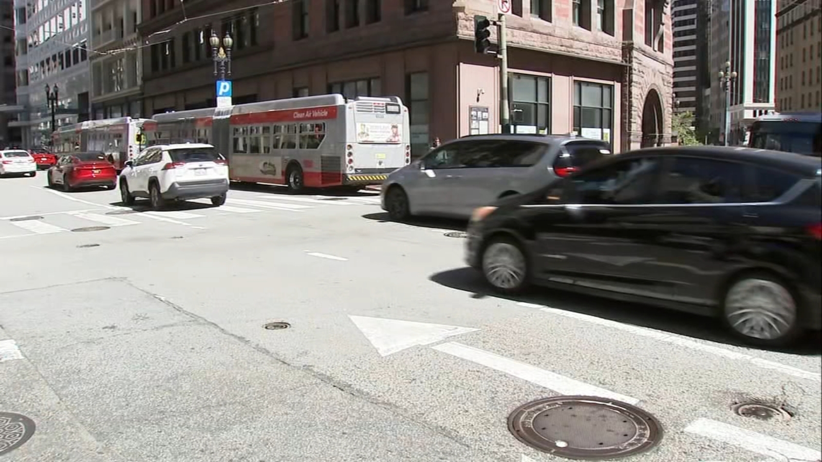 Man hit and killed by Muni bus along Geary Boulevard in San Francisco, SFMTA says