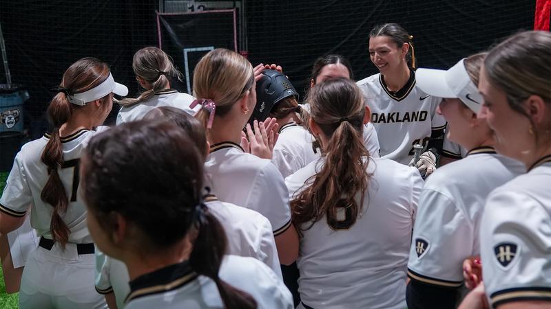 Softball Slams Four Homers in two Games; Can't Overpower WMU in Doubleheader