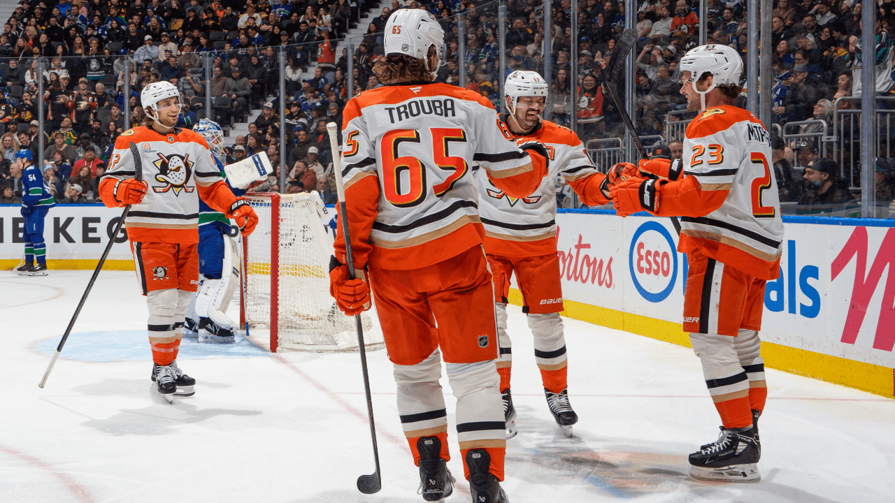 McTavish ends goal drought in 3rd, Ducks edge Canucks to extend Pacific lead