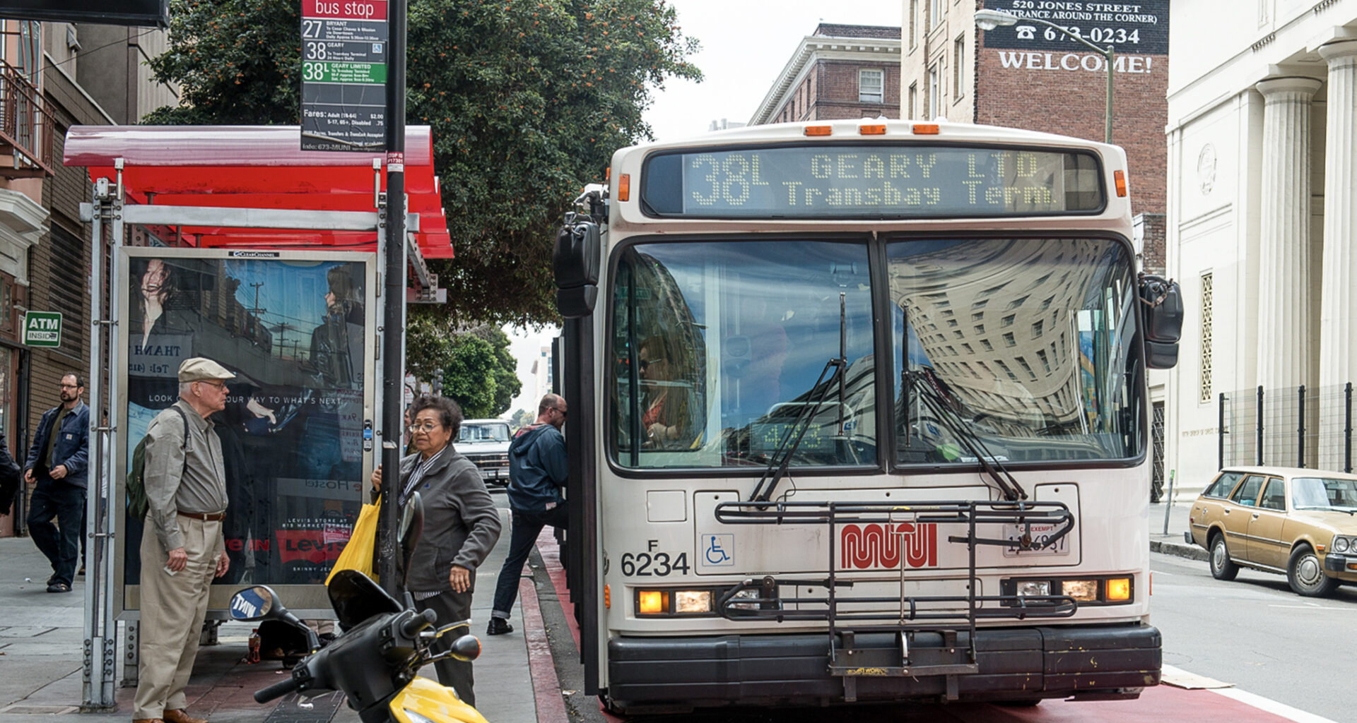 Man dies after falling into path of Muni bus, SFMTA says