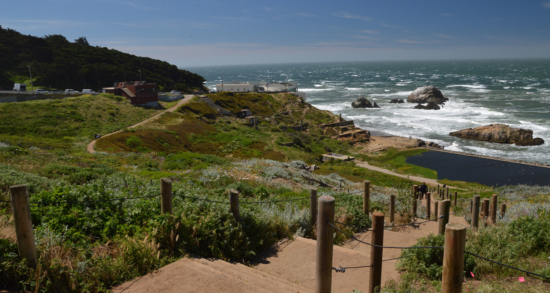 Tourist clings to cliff at SF's Ocean Beach in dramatic rescue