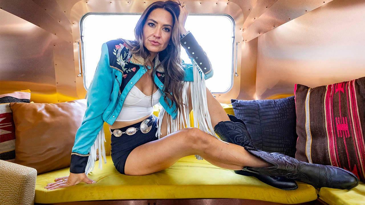 Country star Annie Bosko addresses backlash over 'Goodbye California' song