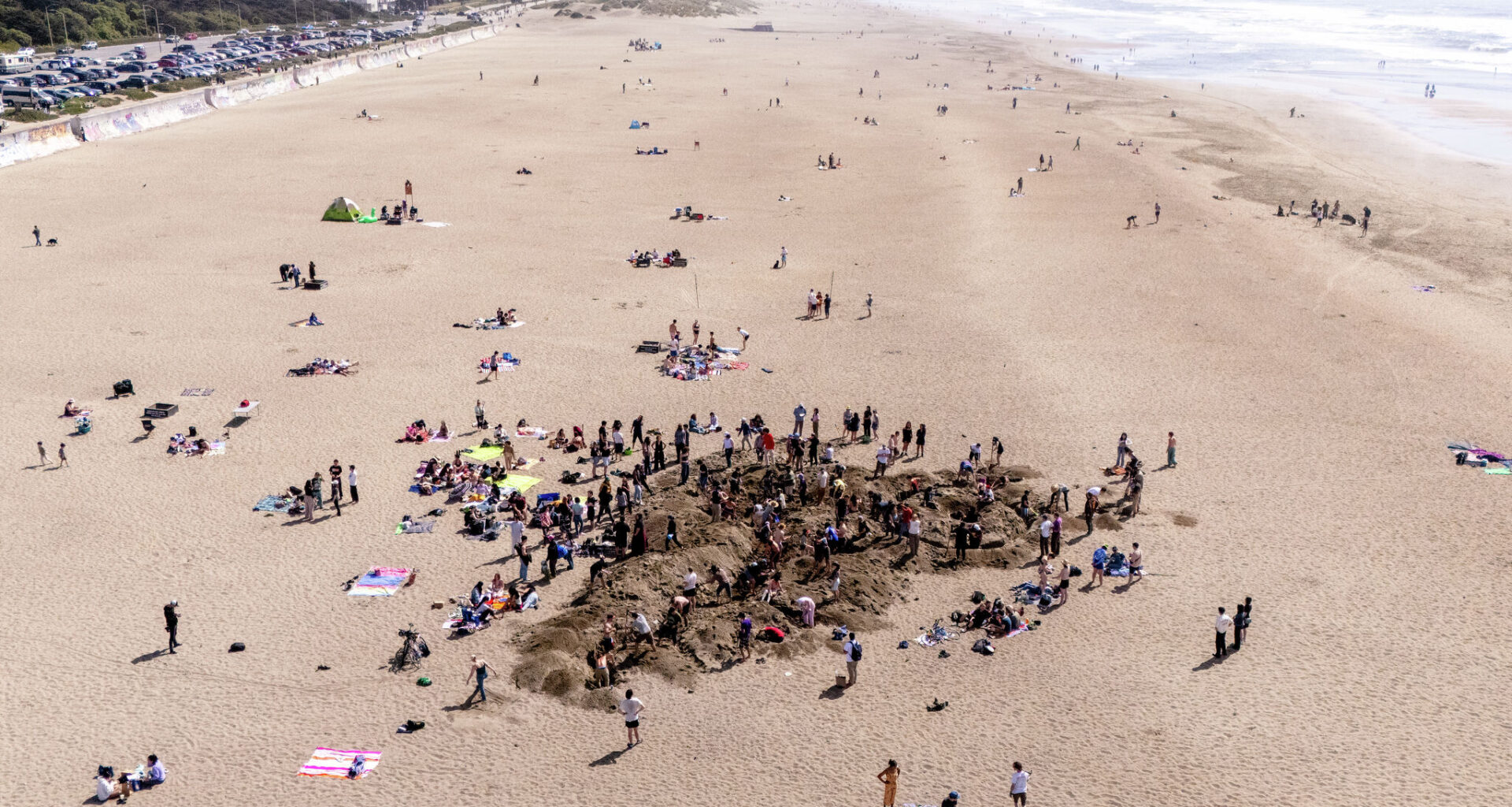 Hundreds of strangers flock to SF beach to dig a really big hole