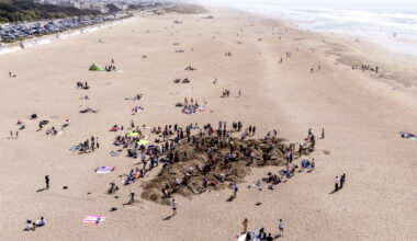 Hundreds of strangers flock to SF beach to dig a really big hole