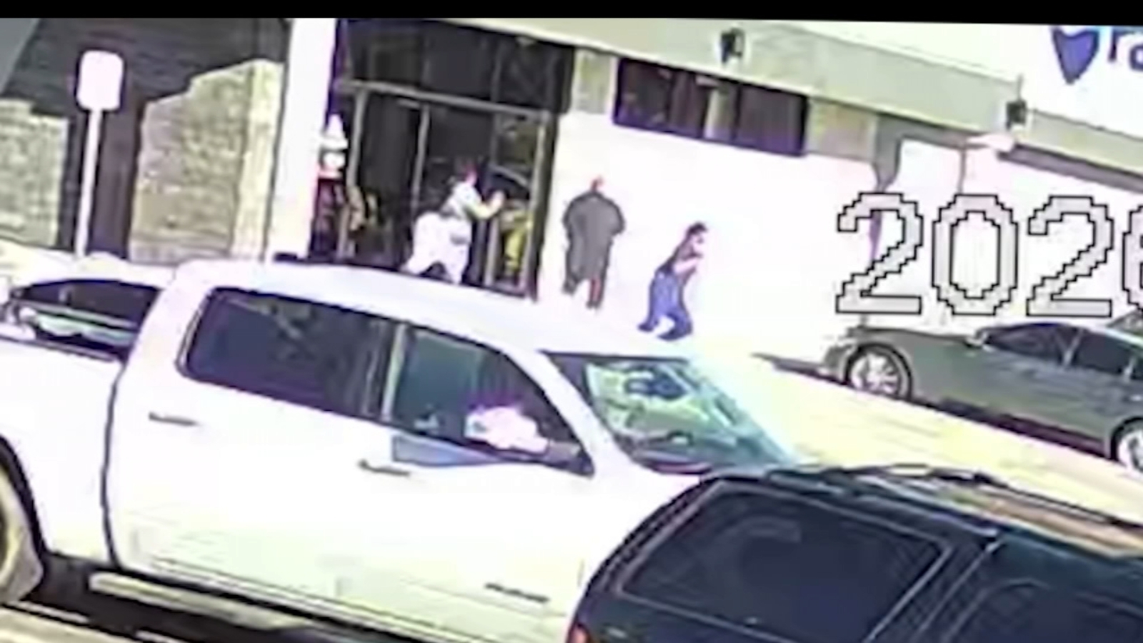 EXCLUSIVE VIDEO: Witnesses run as man opens fire in central Fresno health clinic