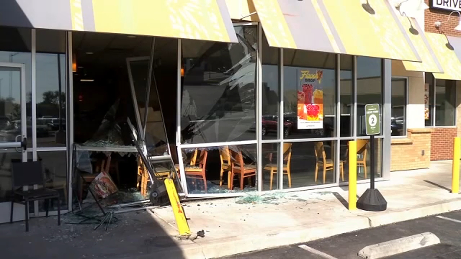 Driver crashes into Panera Bread in northwest Fresno, police say