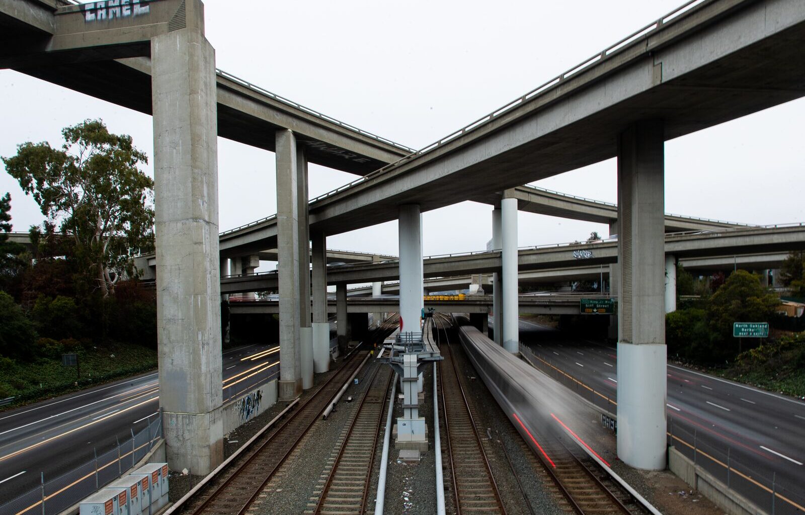 Downtown freeways are robbing Oakland of billions of dollars, report finds