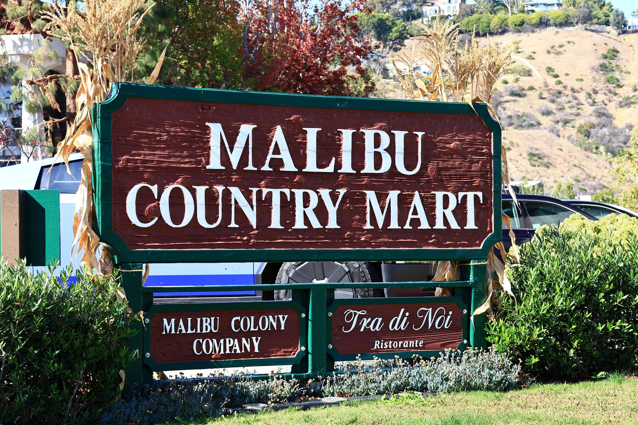 Malibu Country Mart, large outdoor lifestyle center and boutique shopping mall located in the heart of Malibu