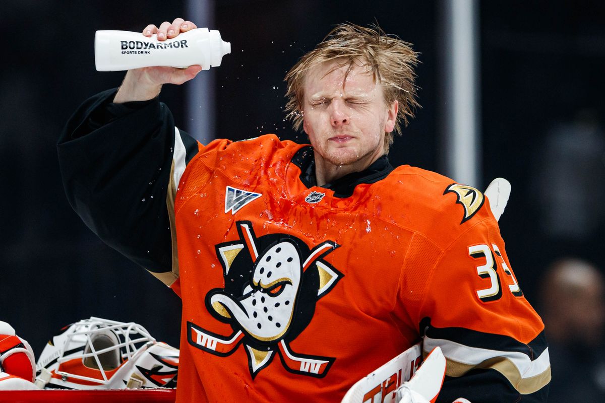 Anaheim Ducks goaltender Ville Husso (33) sprays water on himself during an NHL match against the St. Louis Blues on March 8, 2026 in Anaheim, California. Anaheim Ducks goaltender Ville Husso (33) sprays water on himself during an NHL match against the St. Louis Blues on March 8, 2026 in Anaheim, California.