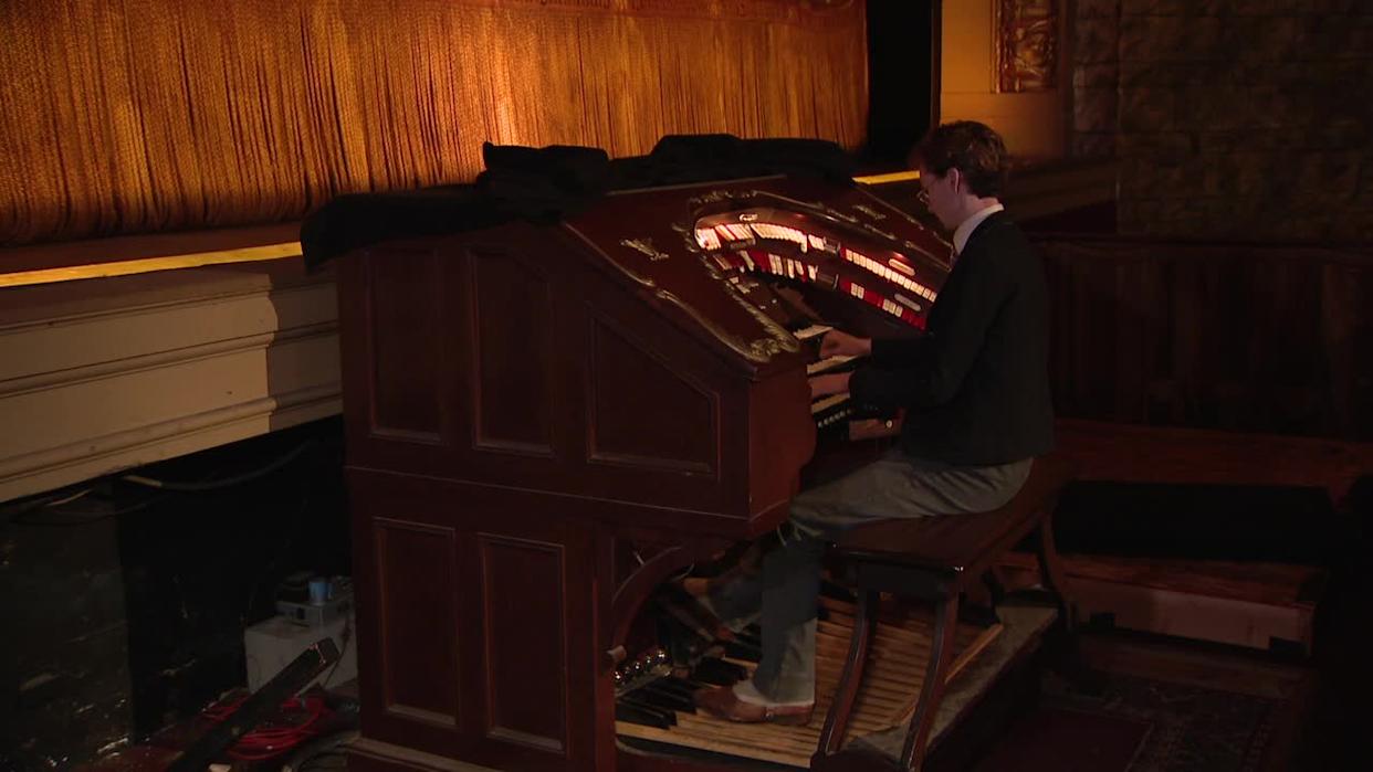 <div>Someone plays an old-time organ at Grand Lake Theatre. March 5, 2026</div>