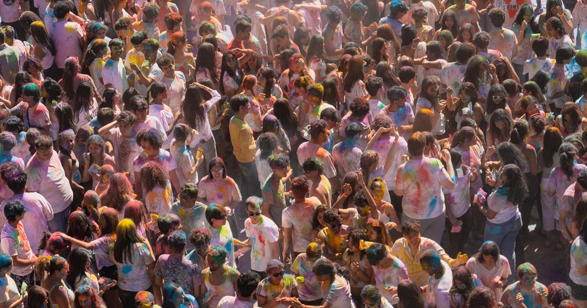 Color flies at Foothill as UC Berkeley students celebrate Holi | Student Life